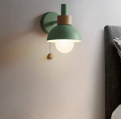 Kinkiet ścienny z łańcuszkiem – nowoczesna lampa ścienna z drewnianym akcentem