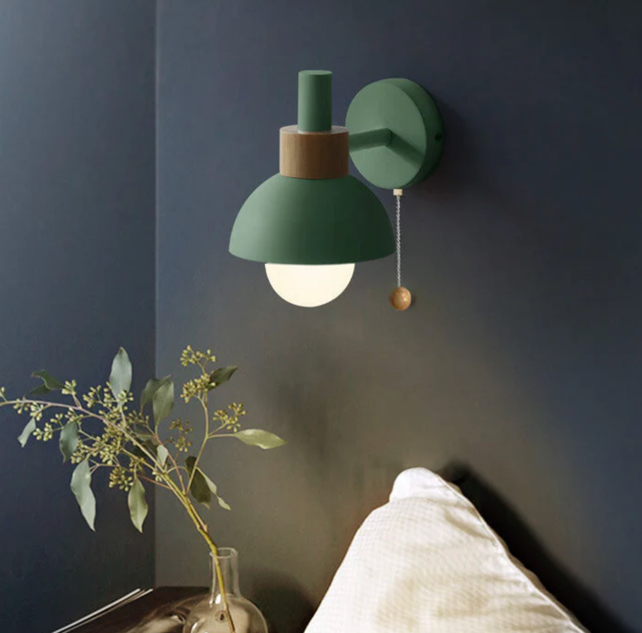 Kinkiet ścienny z łańcuszkiem – nowoczesna lampa ścienna z drewnianym akcentem