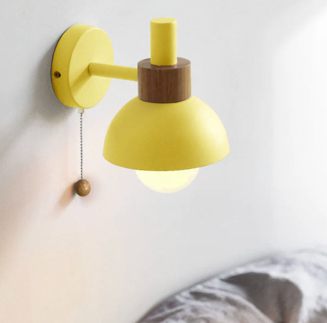 Kinkiet ścienny z łańcuszkiem – nowoczesna lampa ścienna z drewnianym akcentem