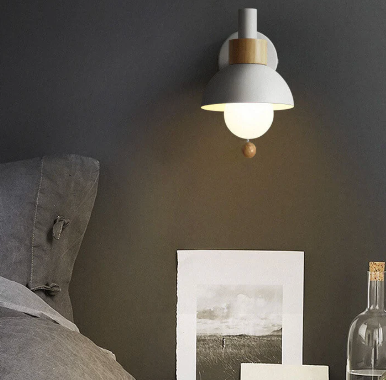 Kinkiet ścienny z łańcuszkiem – nowoczesna lampa ścienna z drewnianym akcentem