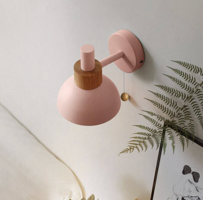 Kinkiet ścienny z łańcuszkiem – nowoczesna lampa ścienna z drewnianym akcentem