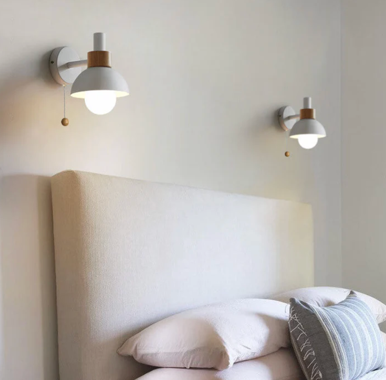 Kinkiet ścienny z łańcuszkiem – nowoczesna lampa ścienna z drewnianym akcentem