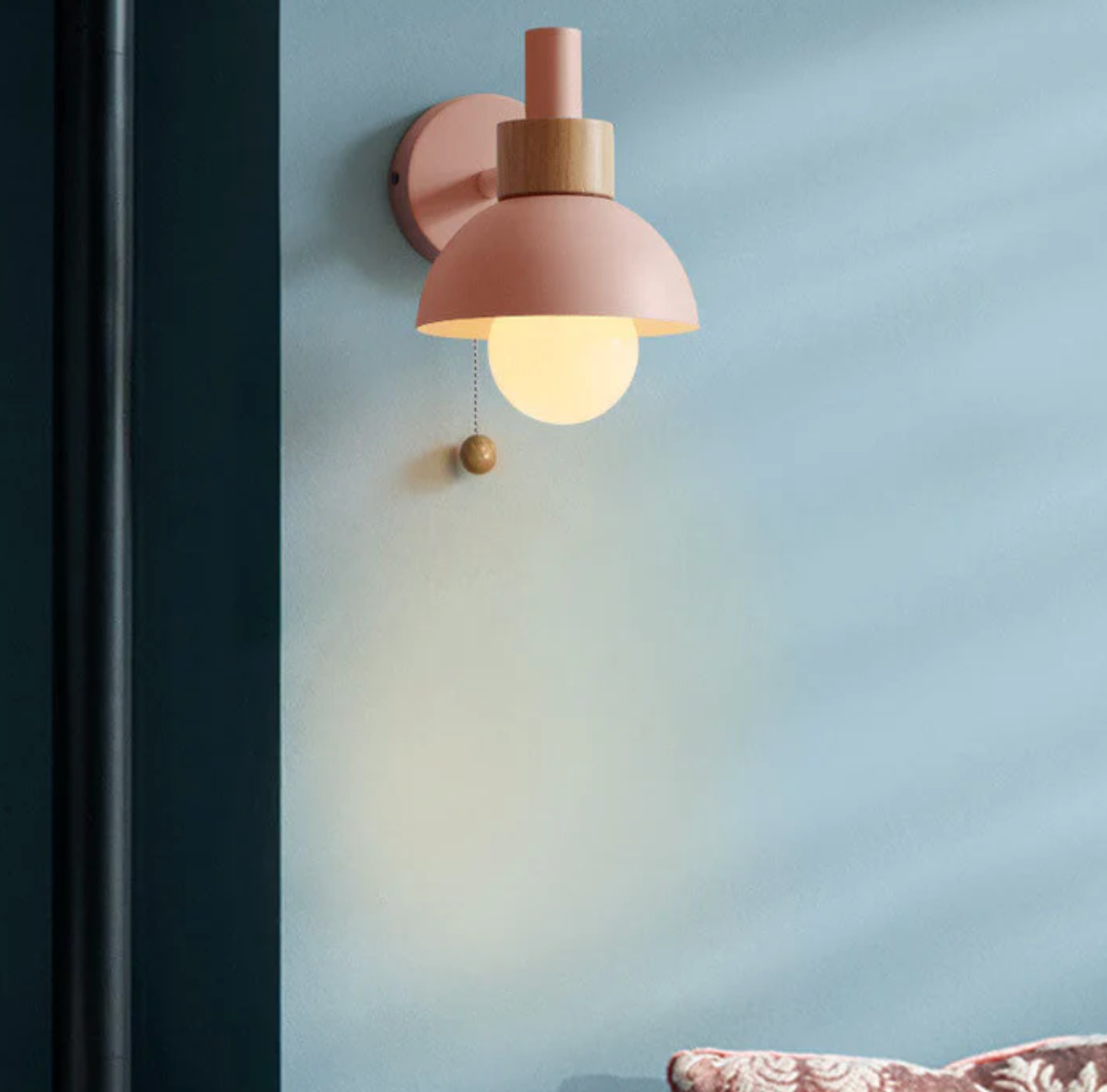 Kinkiet ścienny z łańcuszkiem – nowoczesna lampa ścienna z drewnianym akcentem