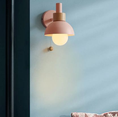 Kinkiet ścienny z łańcuszkiem – nowoczesna lampa ścienna z drewnianym akcentem