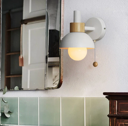 Kinkiet ścienny z łańcuszkiem – nowoczesna lampa ścienna z drewnianym akcentem