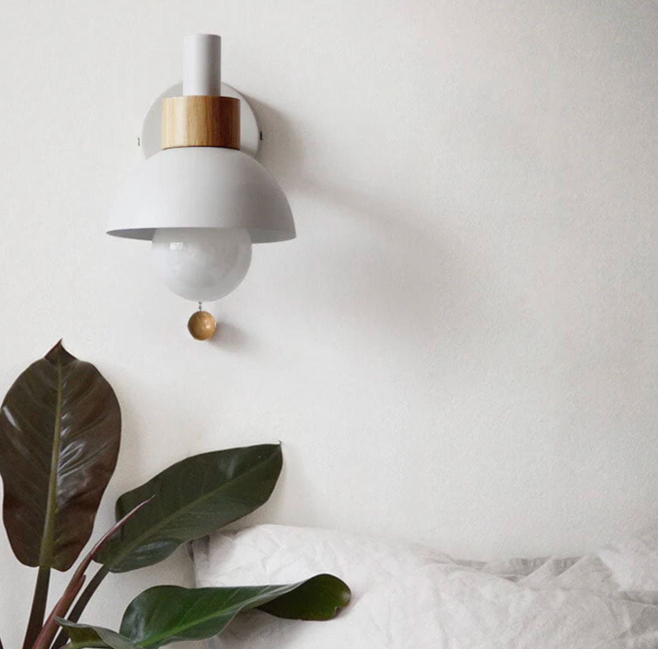 Kinkiet ścienny z łańcuszkiem – nowoczesna lampa ścienna z drewnianym akcentem