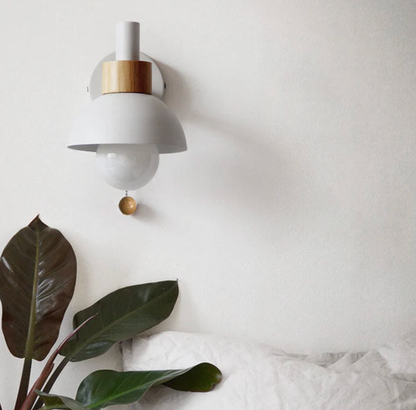 Kinkiet ścienny z łańcuszkiem – nowoczesna lampa ścienna z drewnianym akcentem