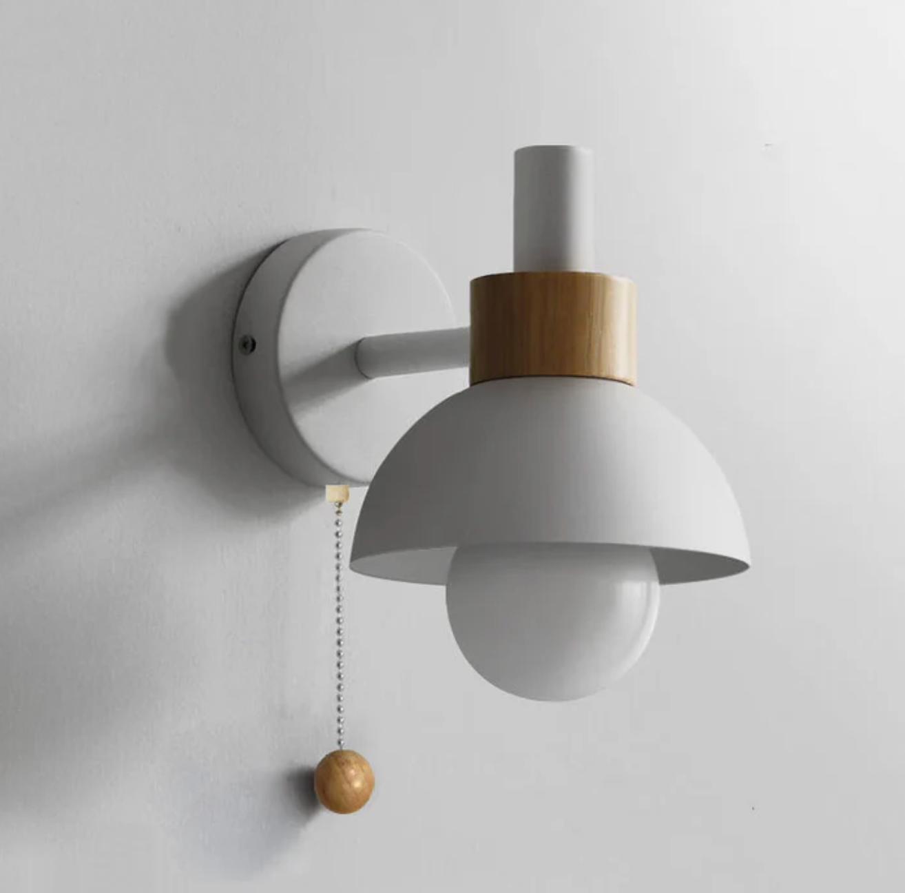 Kinkiet ścienny z łańcuszkiem – nowoczesna lampa ścienna z drewnianym akcentem