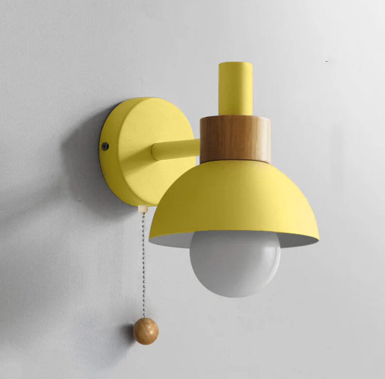 Kinkiet ścienny z łańcuszkiem – nowoczesna lampa ścienna z drewnianym akcentem