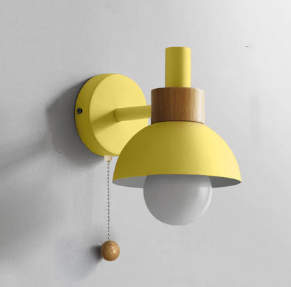 Kinkiet ścienny z łańcuszkiem – nowoczesna lampa ścienna z drewnianym akcentem