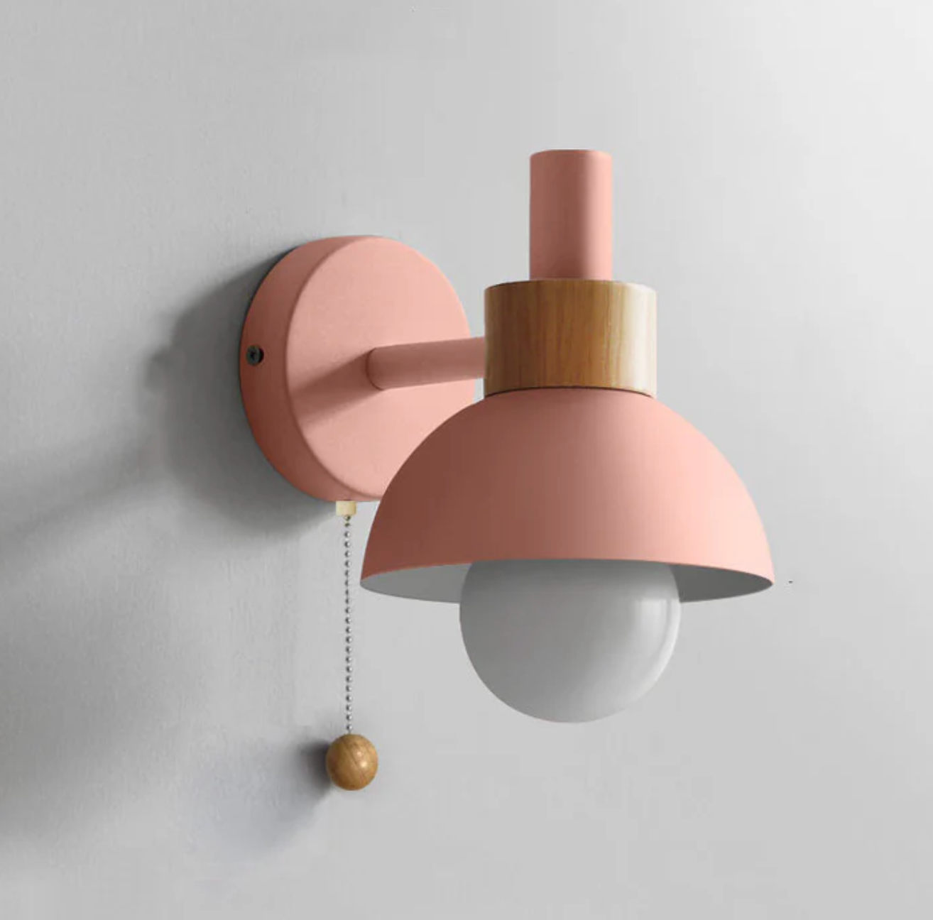 Kinkiet ścienny z łańcuszkiem – nowoczesna lampa ścienna z drewnianym akcentem