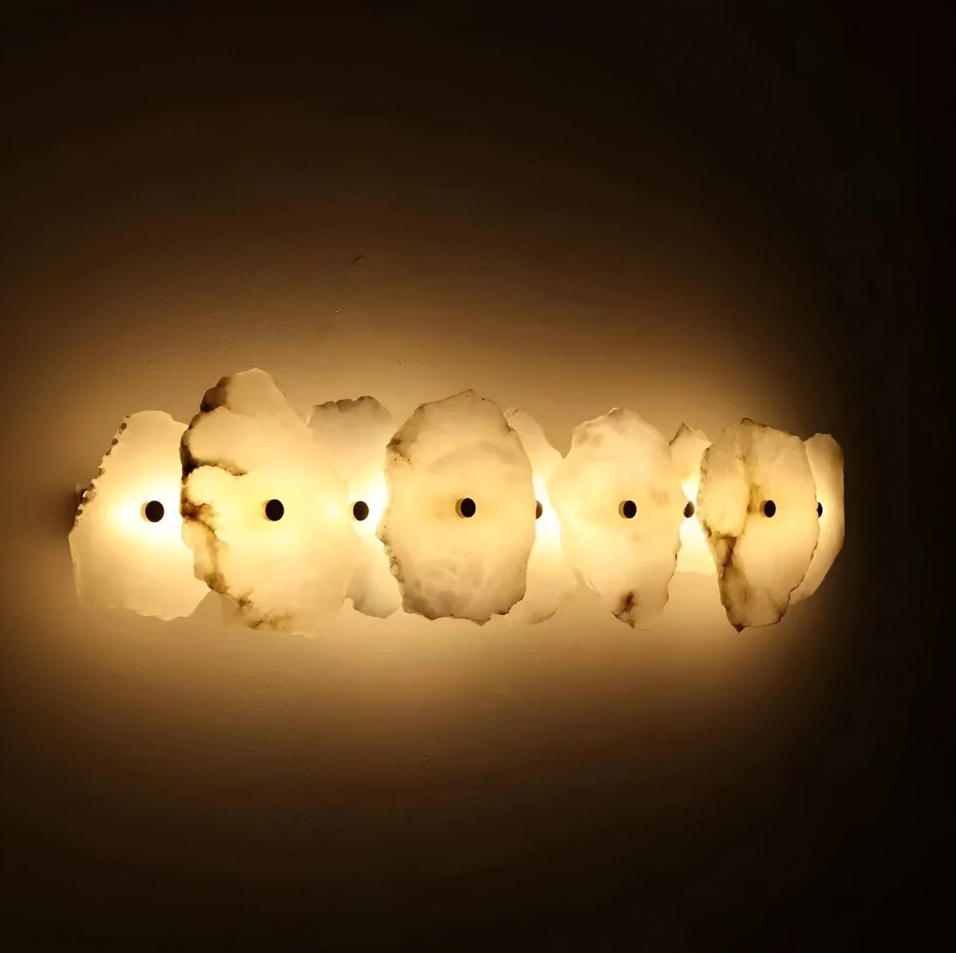 Nowoczesny kinkiet ścienny LED – dekoracyjna lampa w stylu organicznym