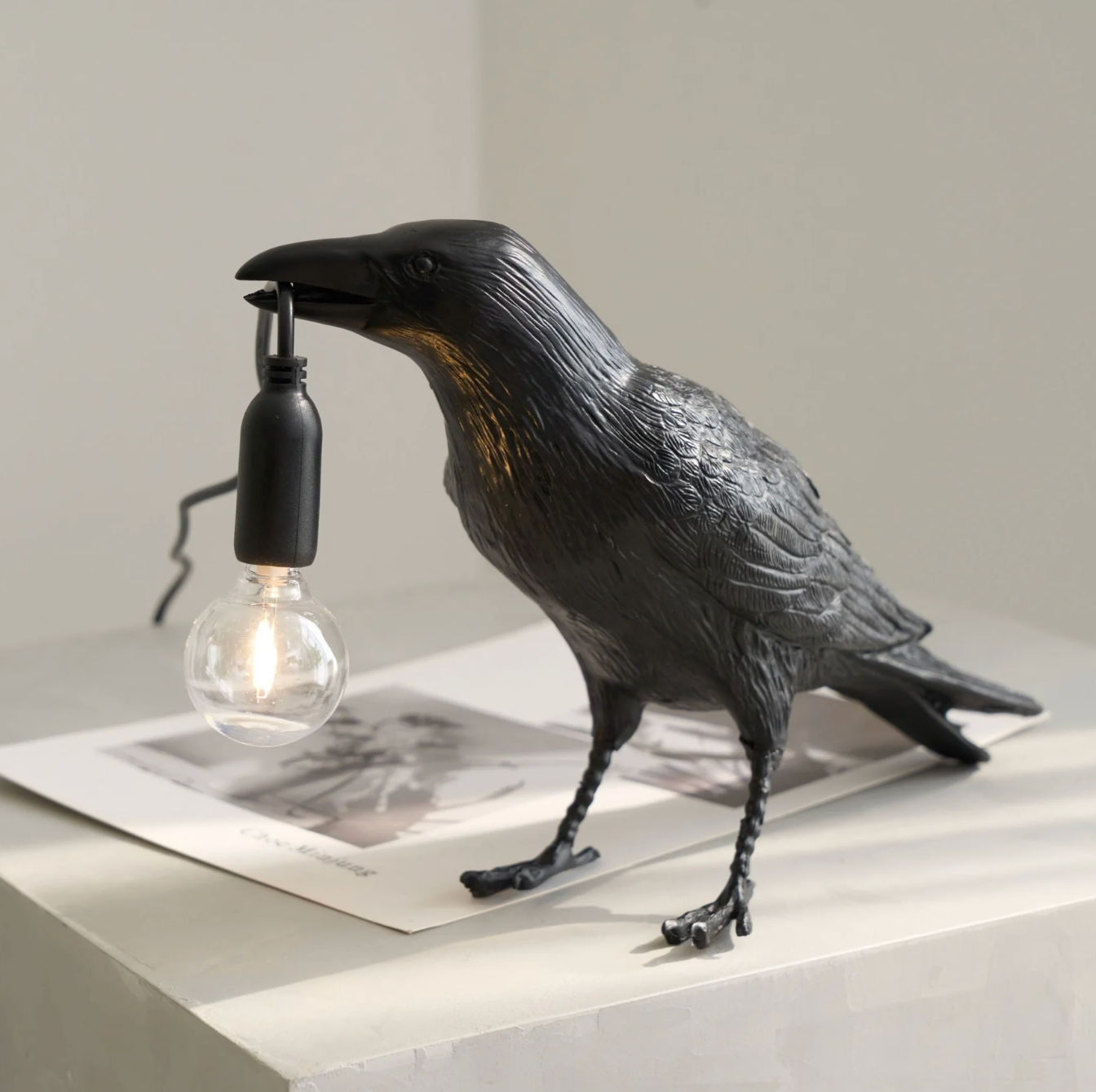 Lampa stołowa Kruk – nowoczesna dekoracja z żarówką
