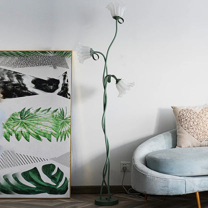 Lampa stojąca w stylu retro – podłogowa lampa kwiatowa z kloszami w kształcie lilii