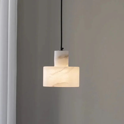 Wisząca Lampa z Marmurowym Kloszem – Minimalistyczna Elegancja