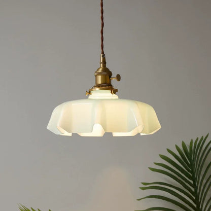 Retro lampy wiszące z kolorowymi szklanymi kloszami i mosiężnym wykończeniem