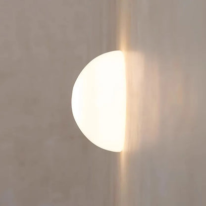 Nowoczesna lampa ścienna LED kula – minimalistyczny kinkiet do sypialni, salonu i korytarza