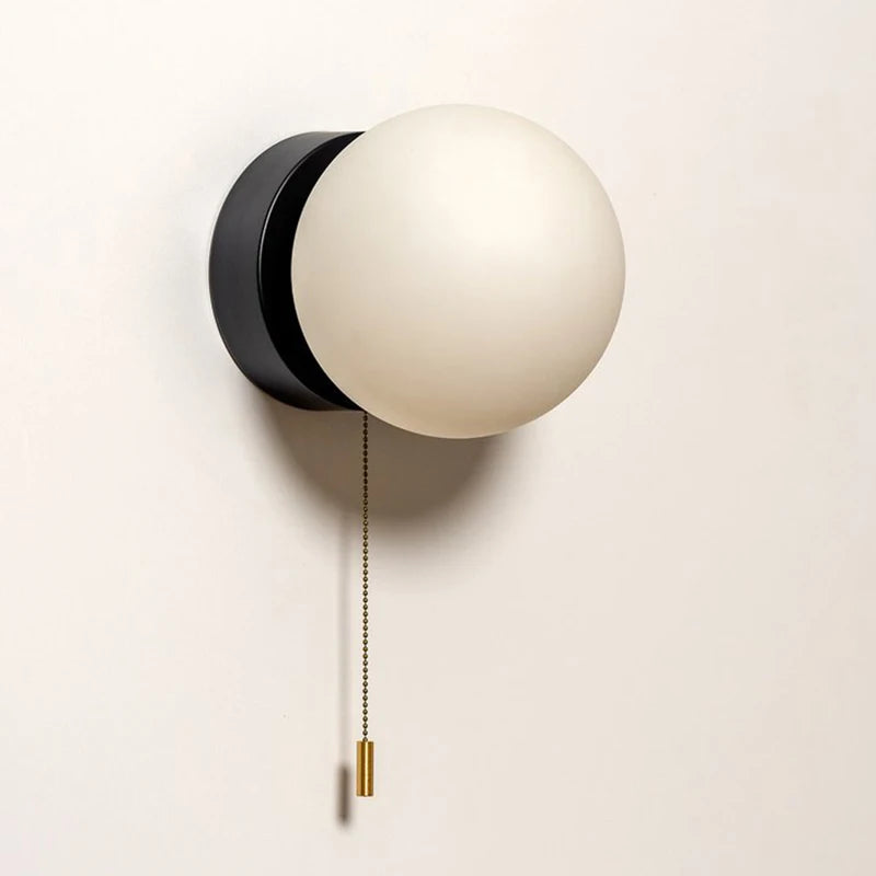 Kinkiet ścienny z kulistym kloszem i łańcuszkiem – nowoczesna elegancja w minimalistycznej formie