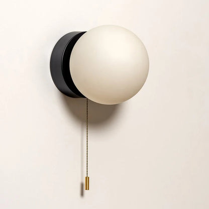Kinkiet ścienny z kulistym kloszem i łańcuszkiem – nowoczesna elegancja w minimalistycznej formie