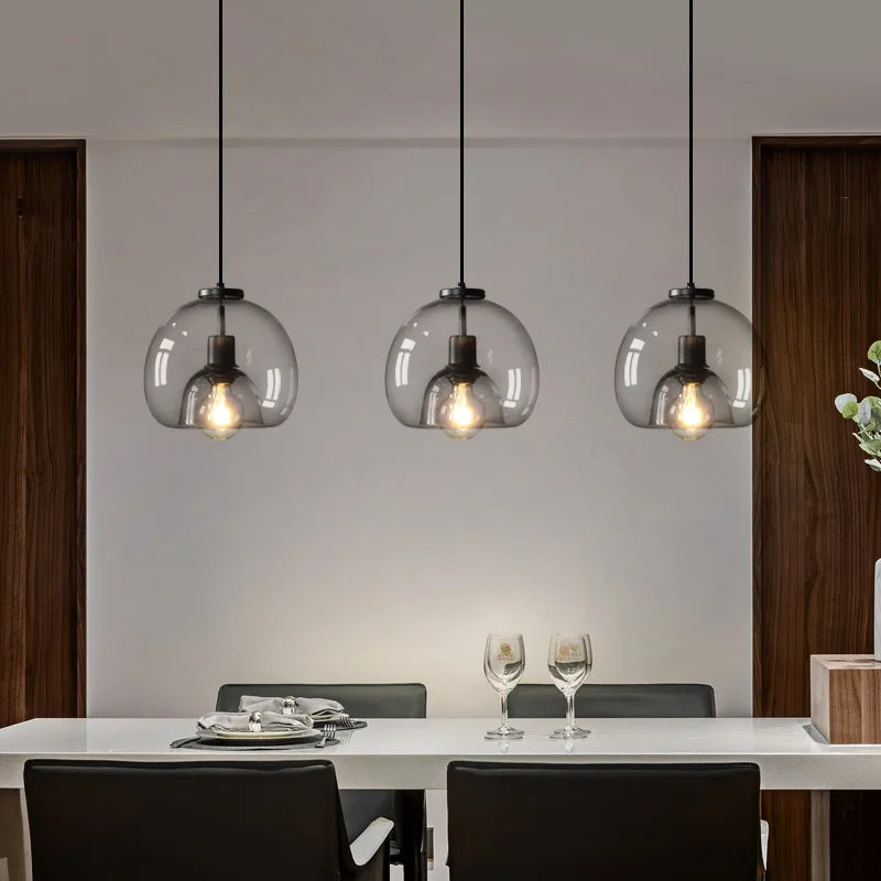 Szklana lampa wisząca – podwójny klosz w industrialnym stylu