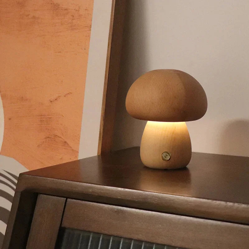 Drewniana lampa stołowa LED w kształcie grzybka – przytulne światło nocne