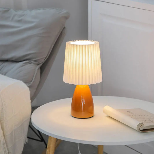 Klasyczna lampa stołowa z plisowanym abażurem