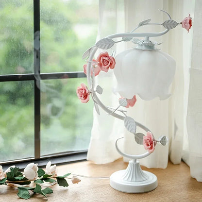Romantyczna lampka stołowa z kwiatami – dekoracyjna lampa nocna w stylu vintage