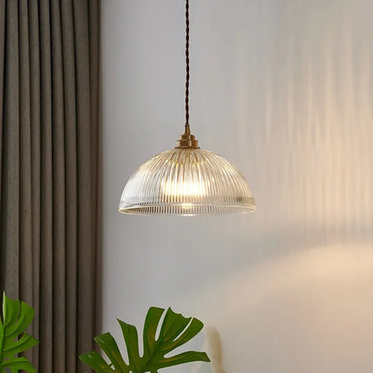 Szklana lampa wisząca w stylu retro z żłobionym kloszem i mosiężnym wykończeniem