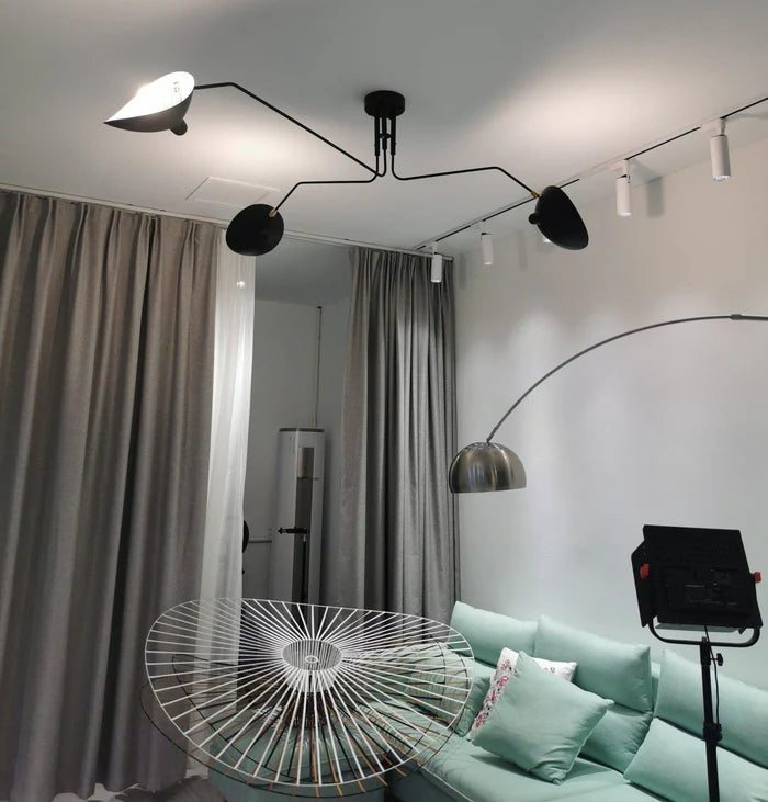 Czarna lampa sufitowa z obrotowymi ramionami – nowoczesny design