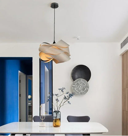 Nowoczesna lampa wisząca z zakrzywionym drewnianym designem