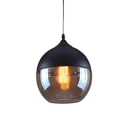 Industrialna lampa wisząca z kloszem ze szkła dymionego i czarnym wykończeniem