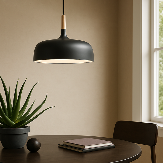 Nowoczesna metalowa lampa wisząca z drewnianym akcentem – minimalistyczny styl skandynawski