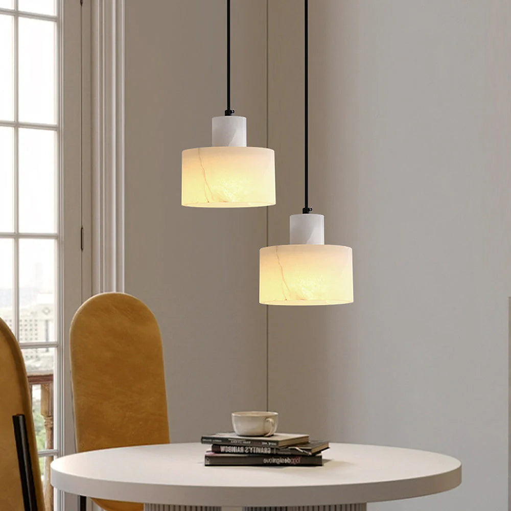 Wisząca Lampa z Marmurowym Kloszem – Minimalistyczna Elegancja