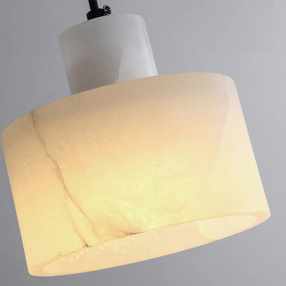 Wisząca Lampa z Marmurowym Kloszem – Minimalistyczna Elegancja