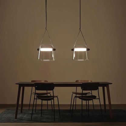 Nowoczesna lampa wisząca ze szklanym kloszem i paskiem