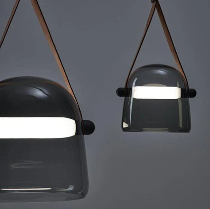 Nowoczesna lampa wisząca ze szklanym kloszem i paskiem
