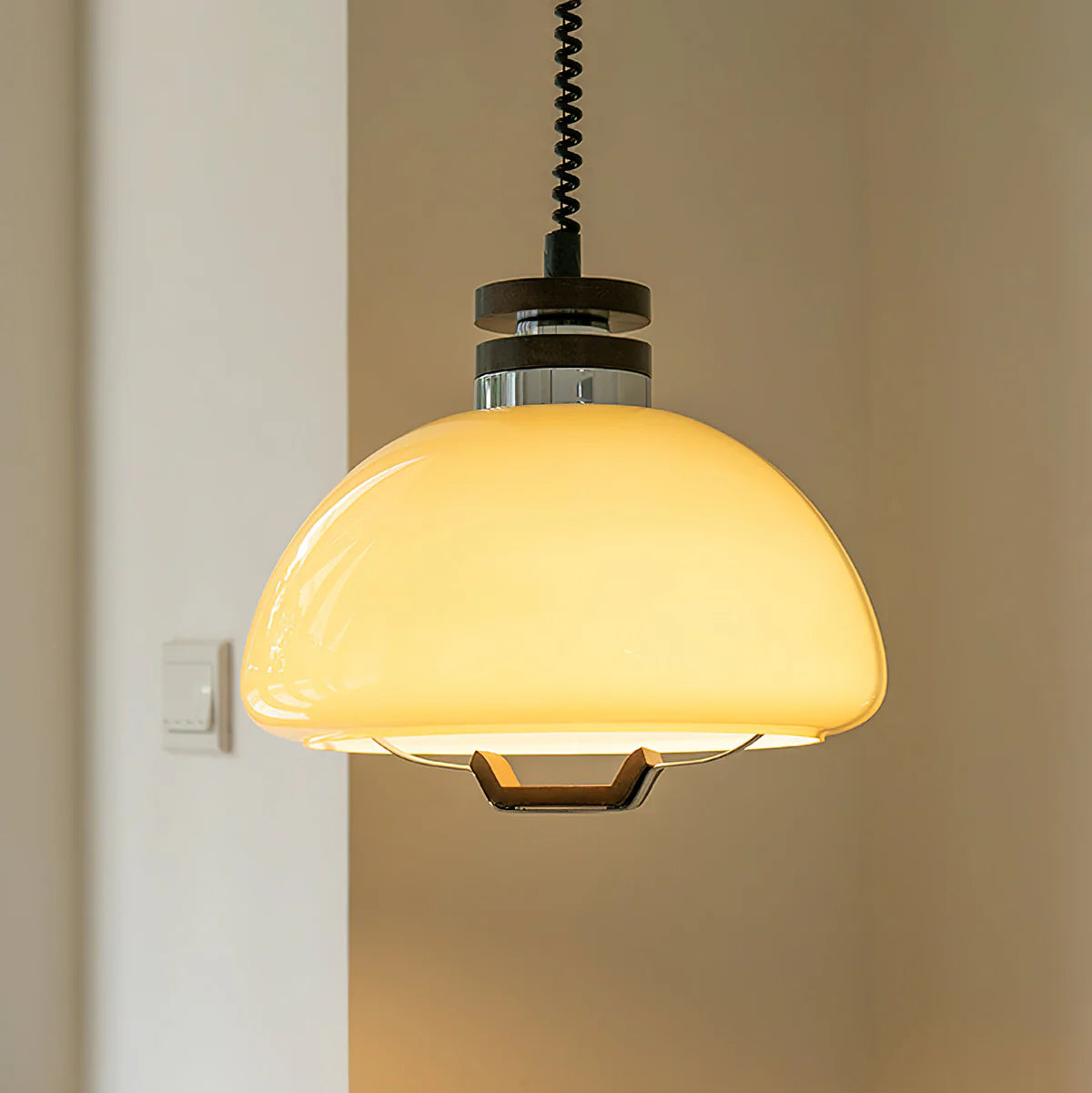 Wisząca Lampa Retro Bauhaus – Klasyczny Design w Nowoczesnym Wydaniu