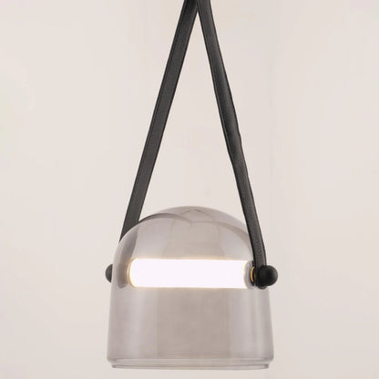 Nowoczesna lampa wisząca ze szklanym kloszem i paskiem