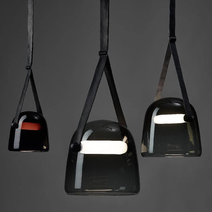 Nowoczesna lampa wisząca ze szklanym kloszem i paskiem