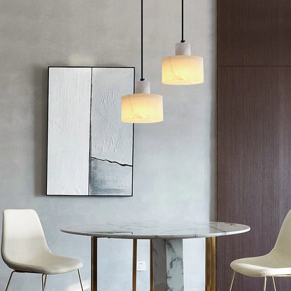 Wisząca Lampa z Marmurowym Kloszem – Minimalistyczna Elegancja