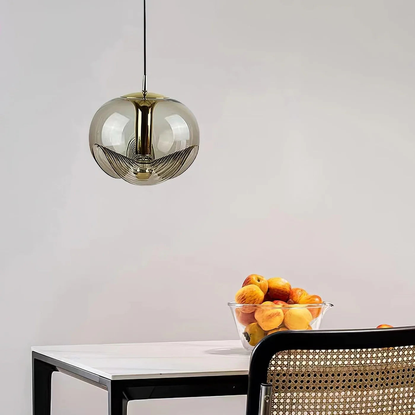 Szklana Lampa Wisząca – Elegancja w Artystycznej Formie