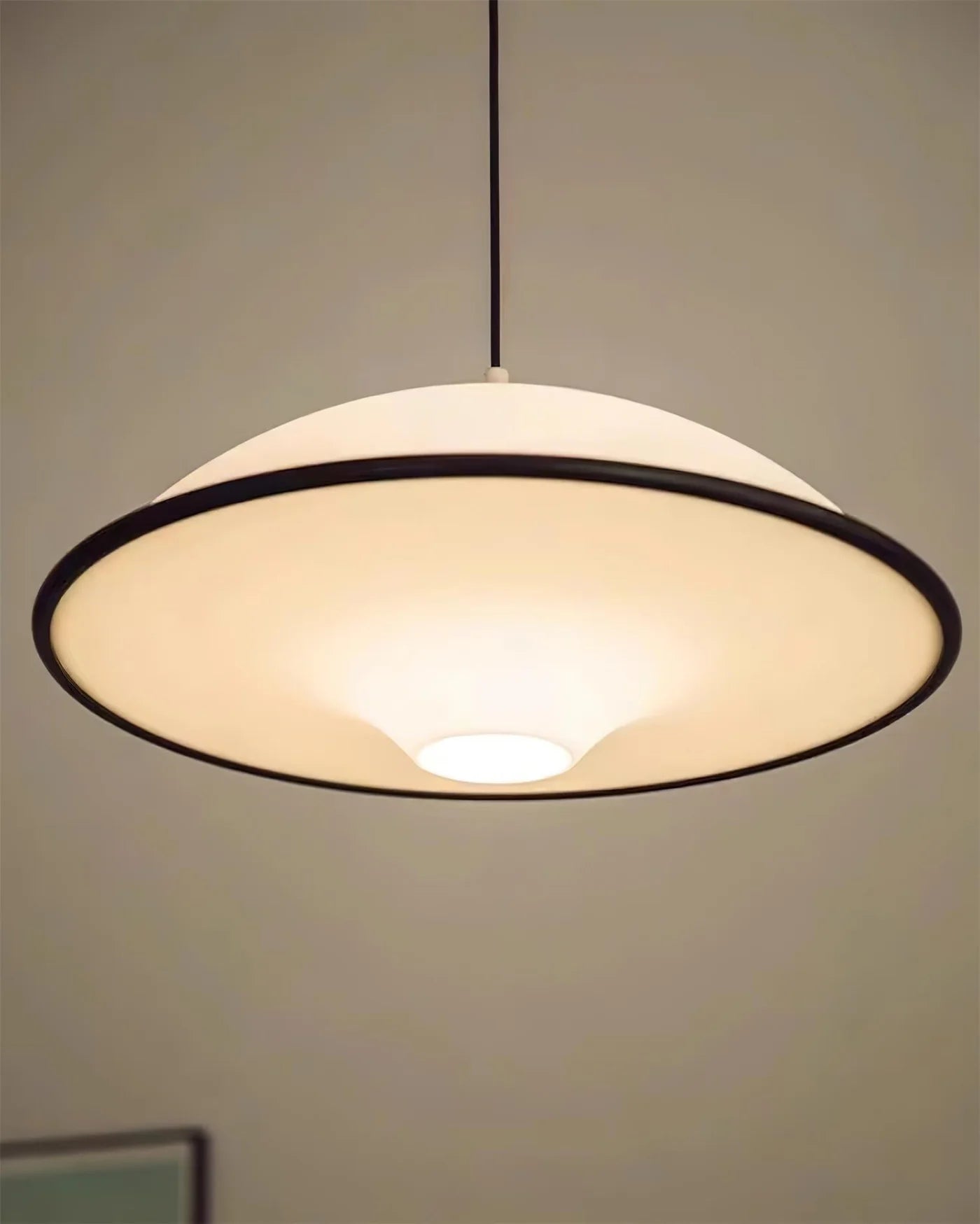 Nowoczesna Lampa Wisząca – Minimalistyczny Design z Owalnym Kloszem