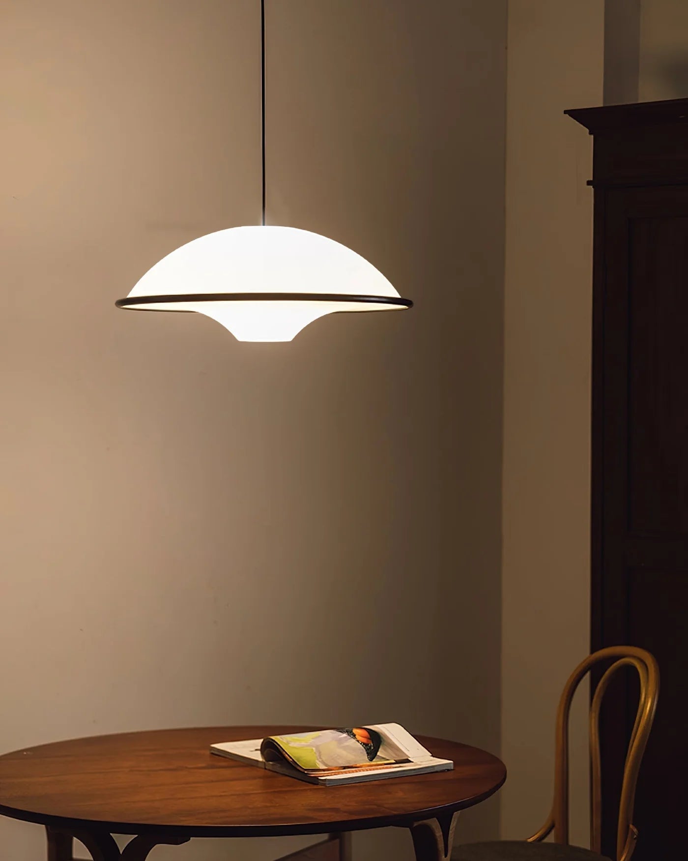Nowoczesna Lampa Wisząca – Minimalistyczny Design z Owalnym Kloszem