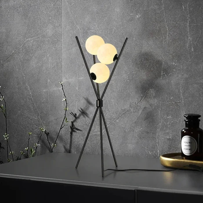 Designerska Lampa Stojąca LED z Kloszami w Kształcie Księżyca – Lampa Stołowa i Podłogowa na Trójnogu