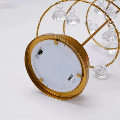 Dekoracyjna choinka LED na złotej podstawie – świąteczna ozdoba ze spiralnym drucikiem i kryształkami