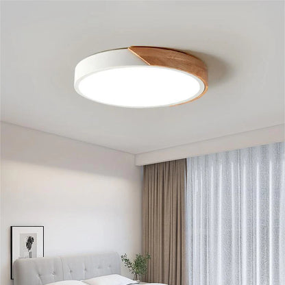 Nowoczesna lampa sufitowa LED z drewnianym akcentem