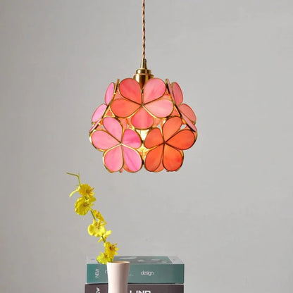 Artystyczna lampa wisząca w stylu witrażowym – kwiatowa elegancja