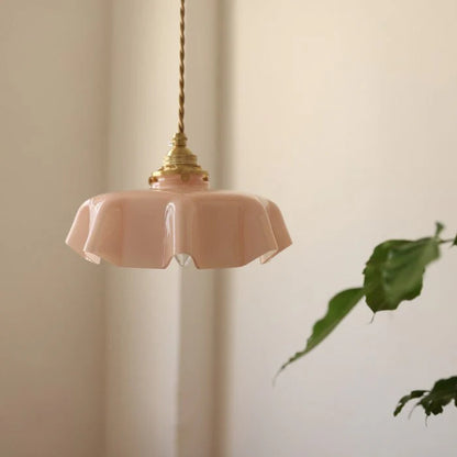 Retro lampy wiszące z kolorowymi szklanymi kloszami i mosiężnym wykończeniem