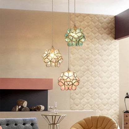 Artystyczna lampa wisząca w stylu witrażowym – kwiatowa elegancja