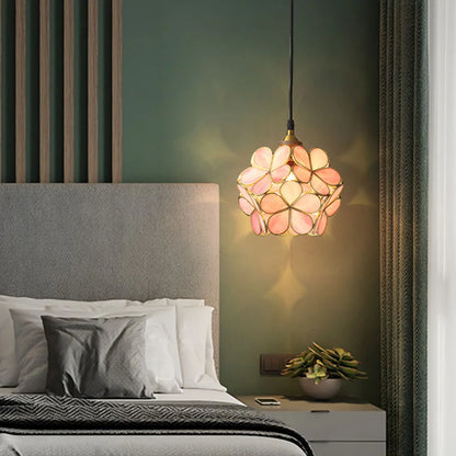 Artystyczna lampa wisząca w stylu witrażowym – kwiatowa elegancja
